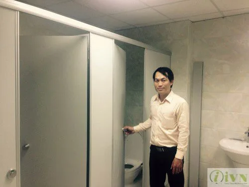 GĐ Trần Minh Ân iVN trực tiếp giám sát thi công vách ngăn vệ sinh