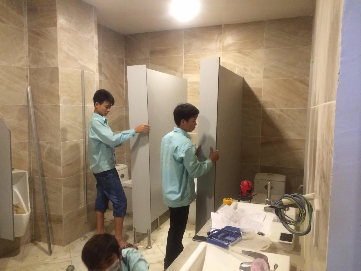thi công vách ngăn vệ sinh iVN