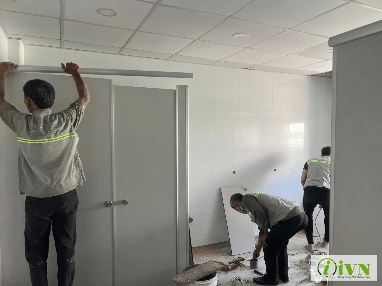 đội ngũ thi công vách ngăn vệ sinh chuyên nghiệp iVN