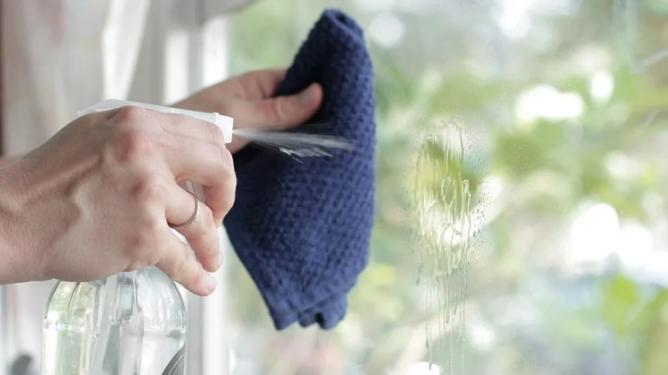 vệ sinh vách ngăn di động kính cường lực