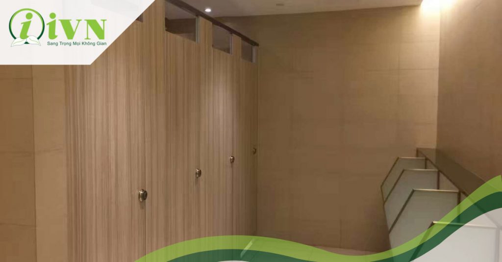 Khám phá các công trình vách ngăn vệ sinh vân gỗ hiện đại, sang trọng