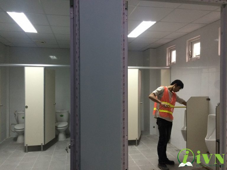 Vách ngăn vệ sinh Compact HPL do iVN sản xuất và lắp đặt tại Huế