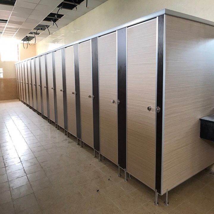 Vách ngăn vệ sinh Compact HPL do iVN sản xuất và lắp đặt tại Cà Mau