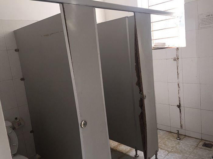 Vách ngăn vệ sinh Compact HPL do iVN sản xuất và lắp đặt tại Bạc Liêu