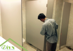 Quá trình thi công vách ngăn vệ sinh trong hướng dẫn lắp đặt vách ngăn vệ sinh