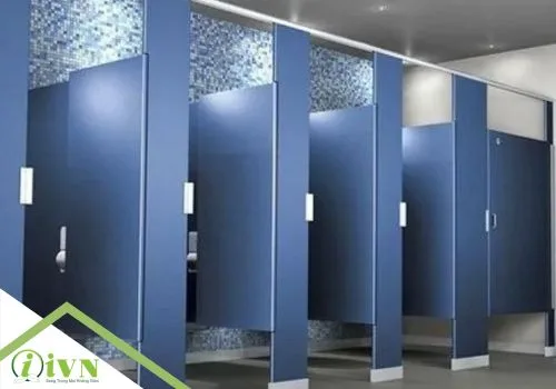 Tại sao thiết kế cửa vách ngăn nhà vệ sinh không chạm tới sàn?