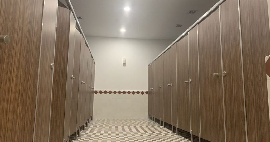 Vách ngăn vệ sinh Bến Tre uy tín – Thi công trọn gói Compact HPL