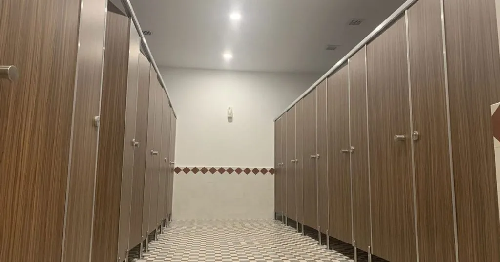 Vách ngăn vệ sinh Bến Tre uy tín – Thi công trọn gói Compact HPL