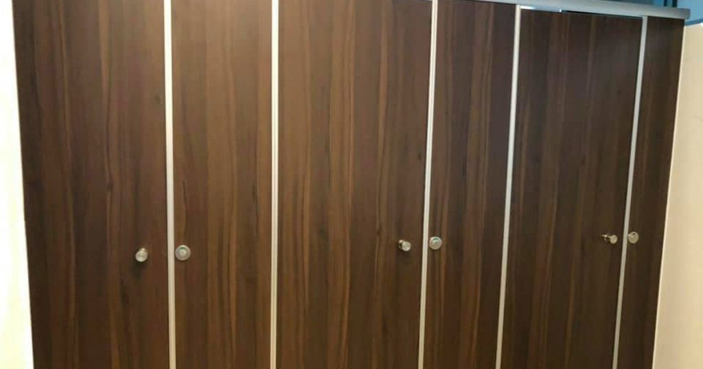 Vách ngăn vệ sinh Hòa Bình uy tín – Thi công trọn gói Compact HPL