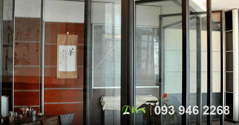 Vách ngăn di động văn phòng kết hợp vách gỗ và kính