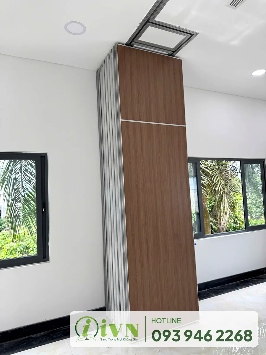 Cụm tấm vách di động xếp chồng nhìn từ phía bên