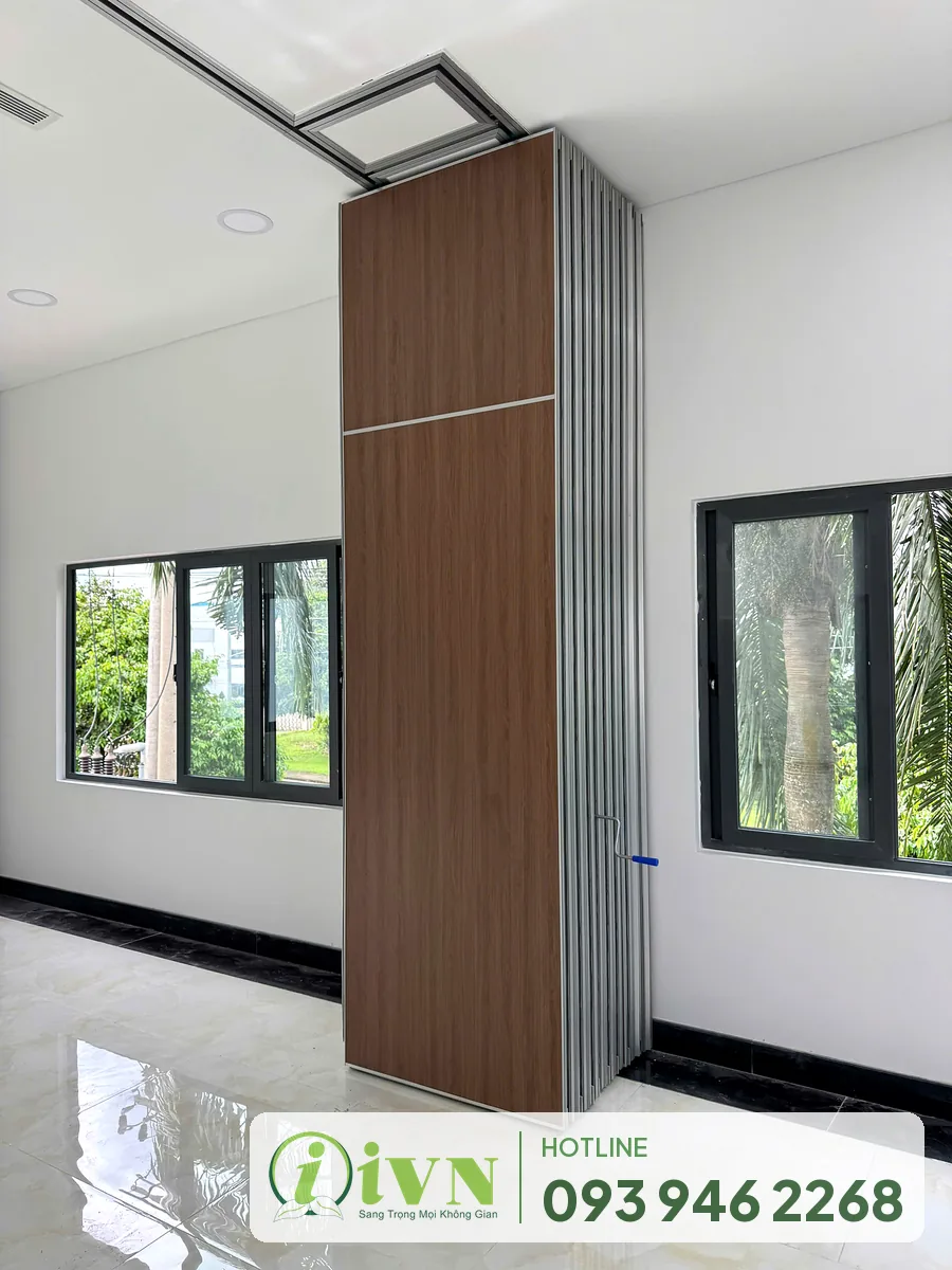 Vách ngăn di động xếp gọn giữa hai cửa sổ, nhà máy ATaD