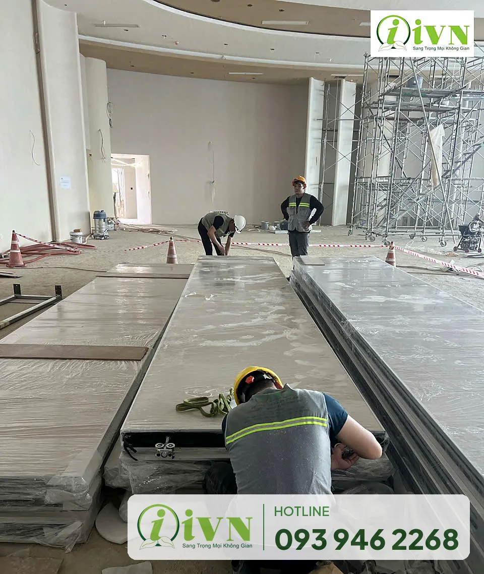 Kỹ thuật iVN chuẩn bị tấm vách trước khi treo lên ray