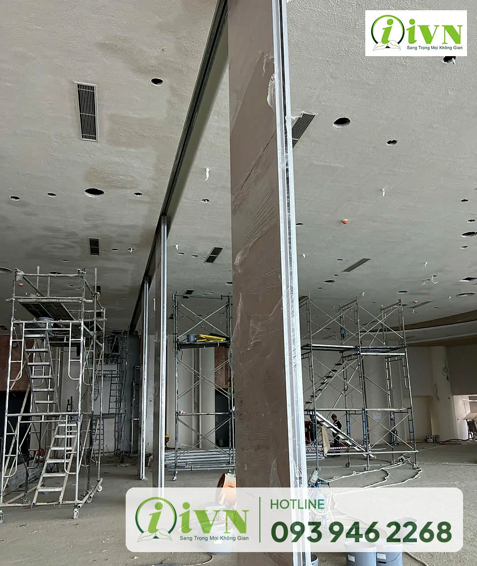 Tấm vách sau khi lắp lên ray, ballroom TT5