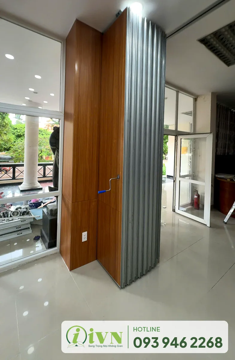 Tấm vách di động xếp cạnh cửa kính, Viện Pasteur