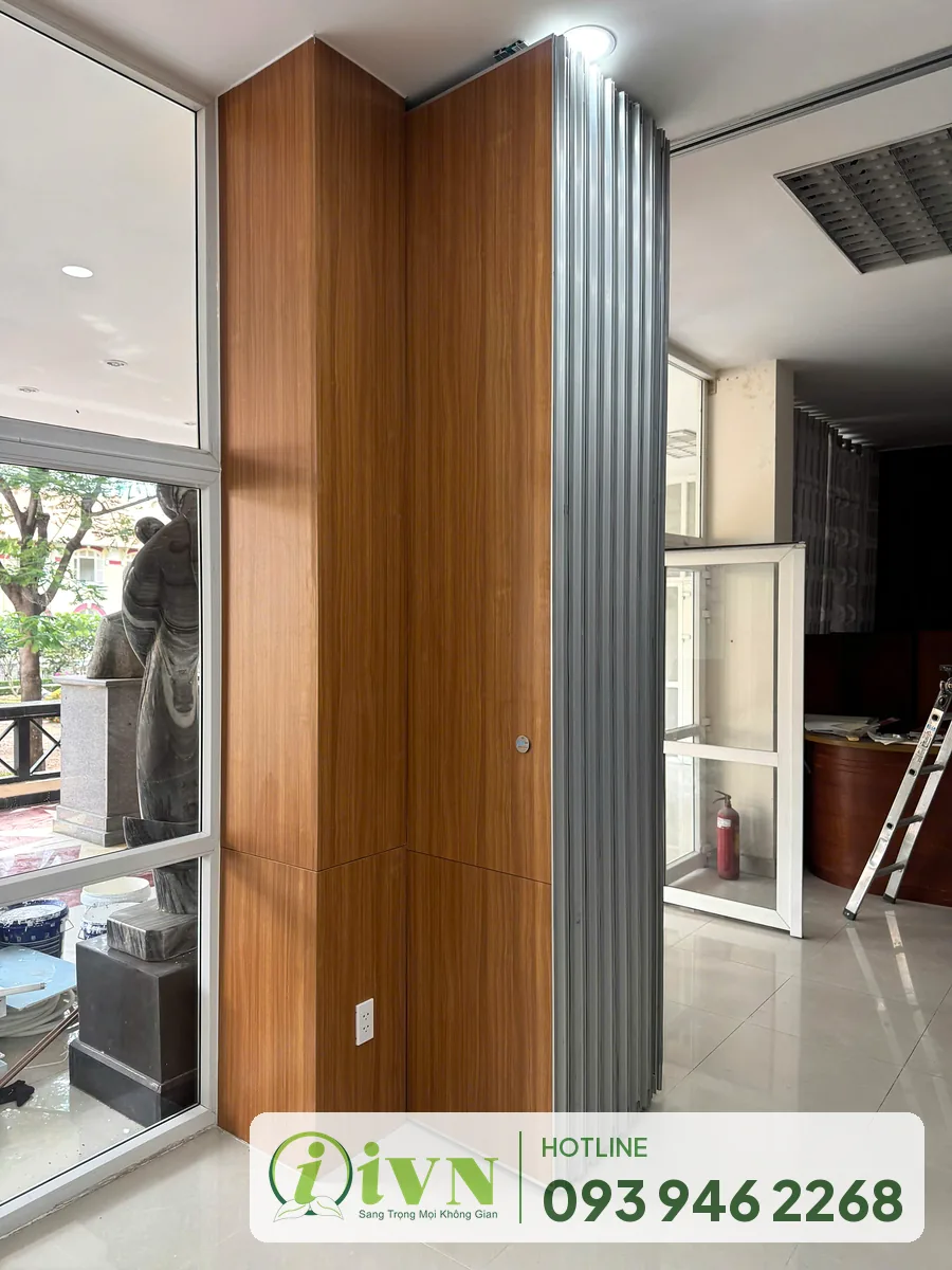 Khu xếp gọn vách ngăn di động nhìn từ phía cửa sổ
