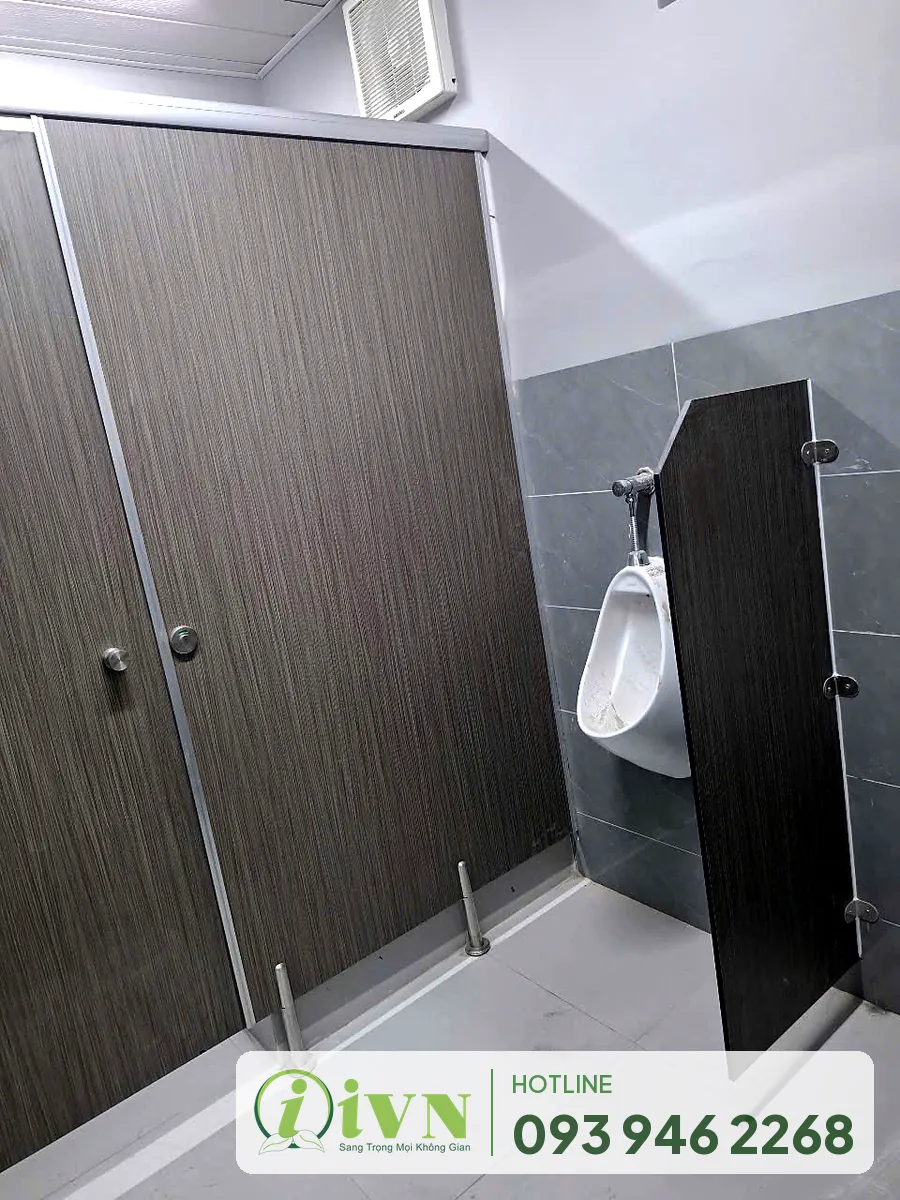 Vách ngăn tiểu nam cạnh buồng vệ sinh, nhà máy Curious