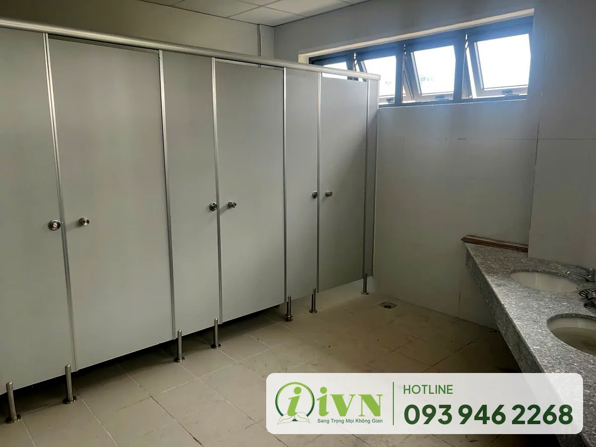 Buồng vệ sinh cạnh khu lavabo, Đại học Công nghệ Sài Gòn