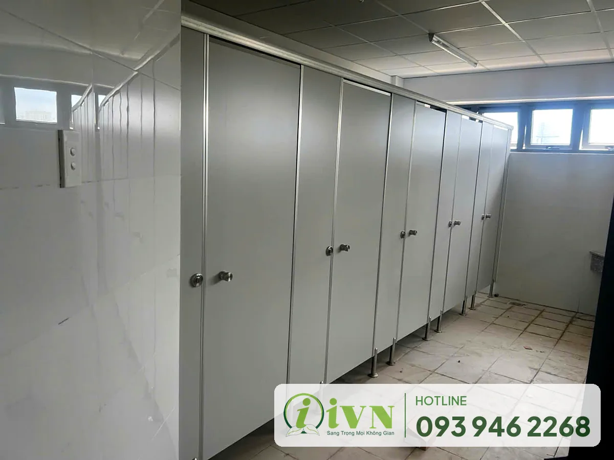 Dãy buồng vệ sinh với chân đỡ nâng vách khỏi sàn, trường STU