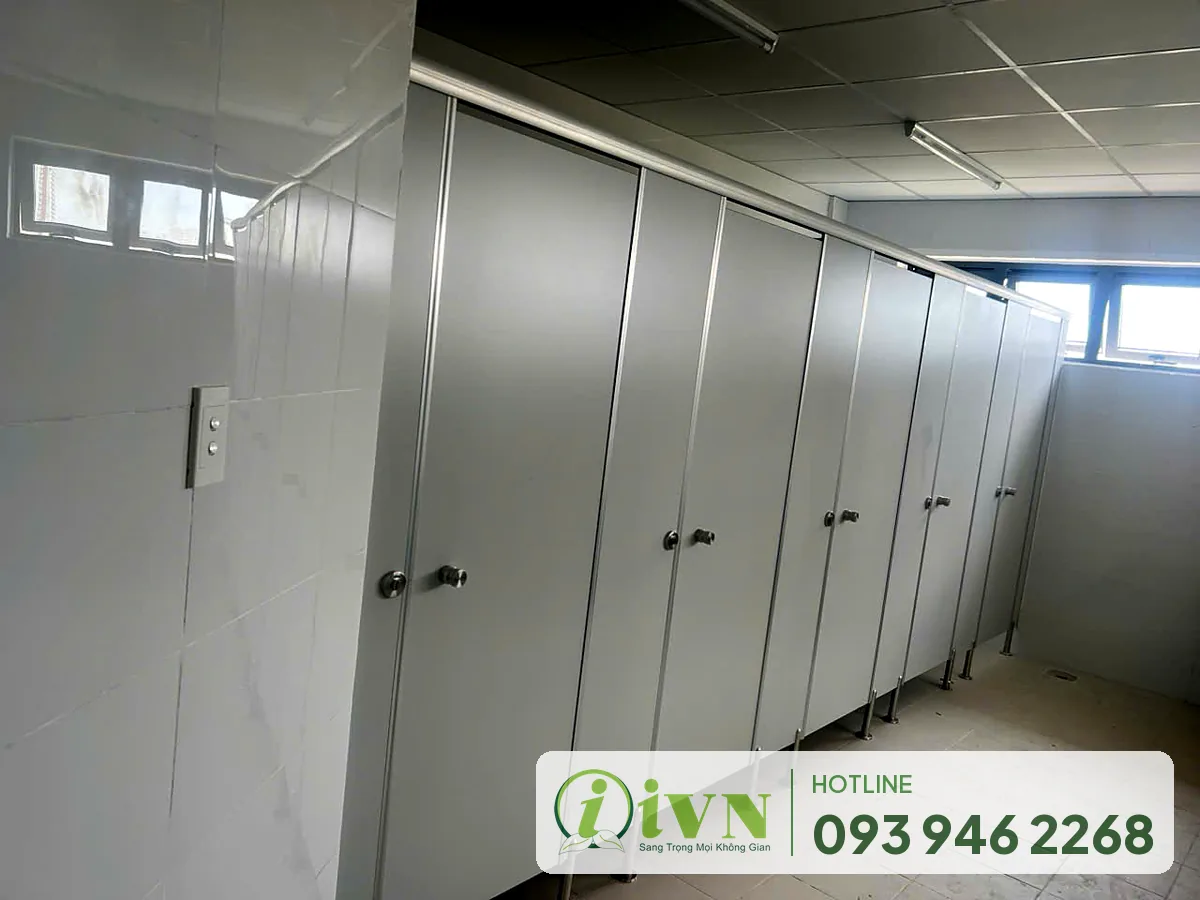 Vách ngăn vệ sinh màu xám tại khu vệ sinh trường STU