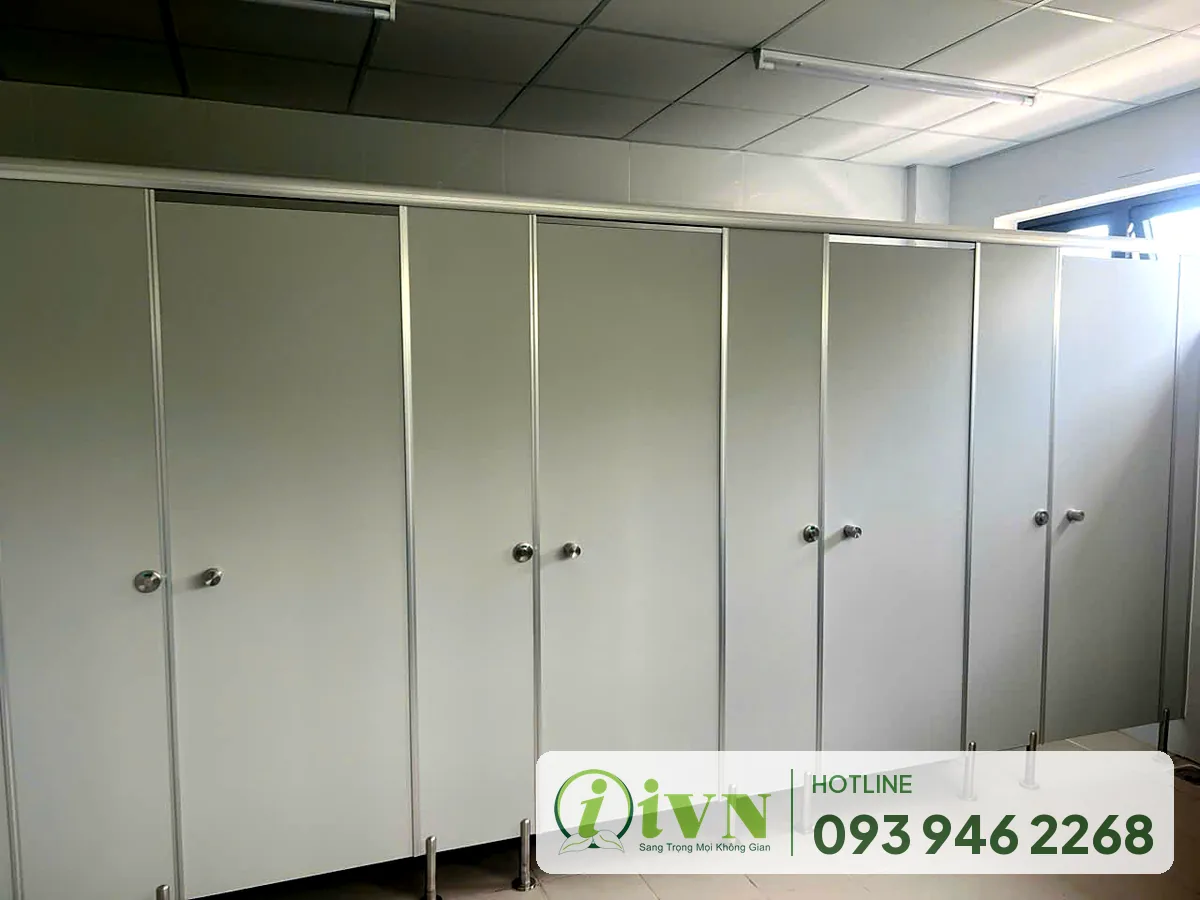 Dãy cửa buồng vệ sinh nhìn chính diện, Đại học Công nghệ Sài Gòn