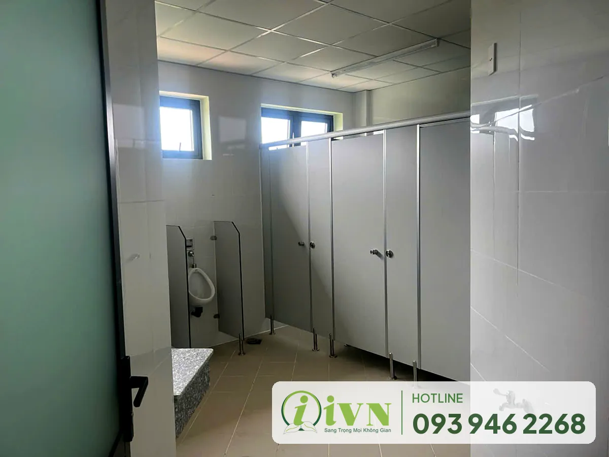 Vách ngăn tiểu nam và buồng vệ sinh, Đại học Công nghệ Sài Gòn