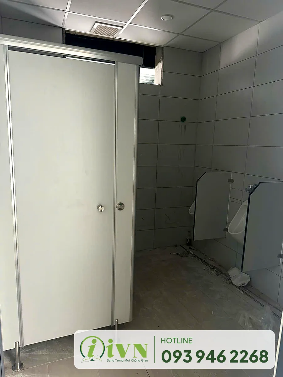 Buồng vệ sinh và vách ngăn tiểu trong cùng khu vệ sinh nhà xưởng TECO