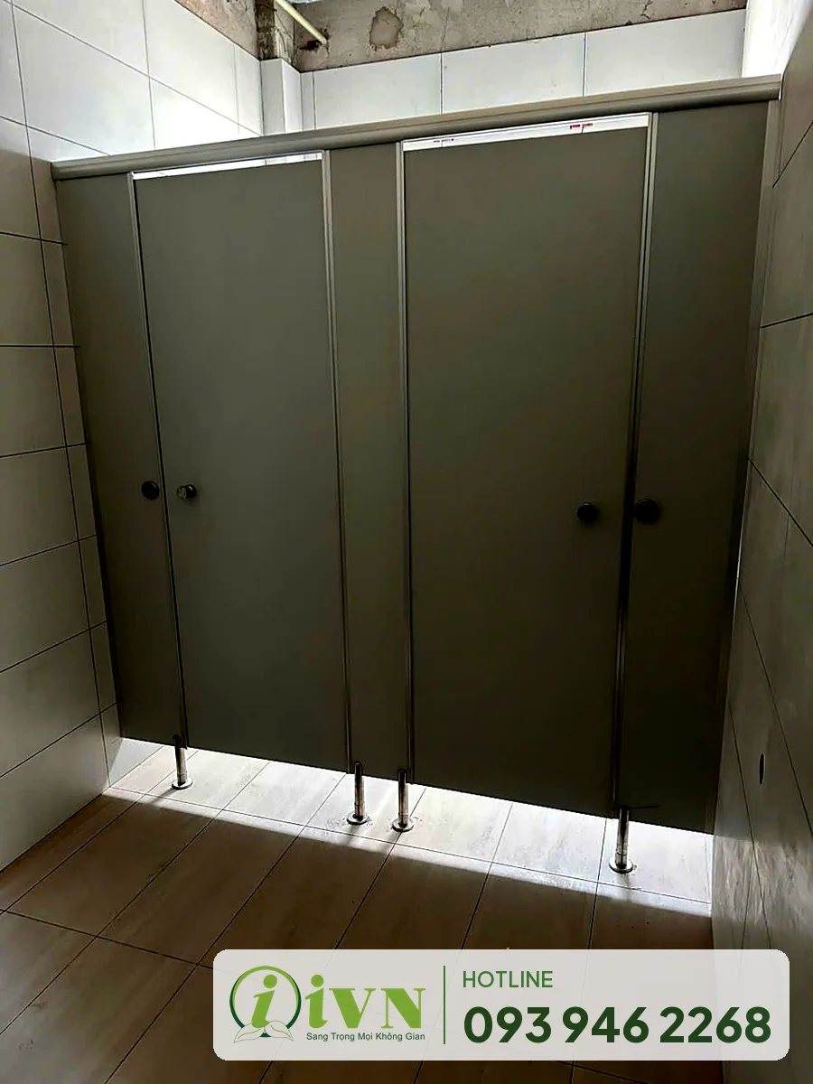 Dãy buồng vệ sinh với chân đỡ nâng vách khỏi sàn, nhà máy TECO