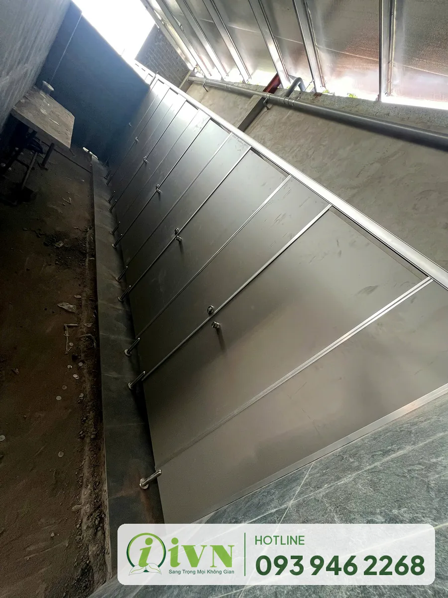 Dãy buồng vệ sinh nhìn từ trên cao, xưởng may Thái Dương
