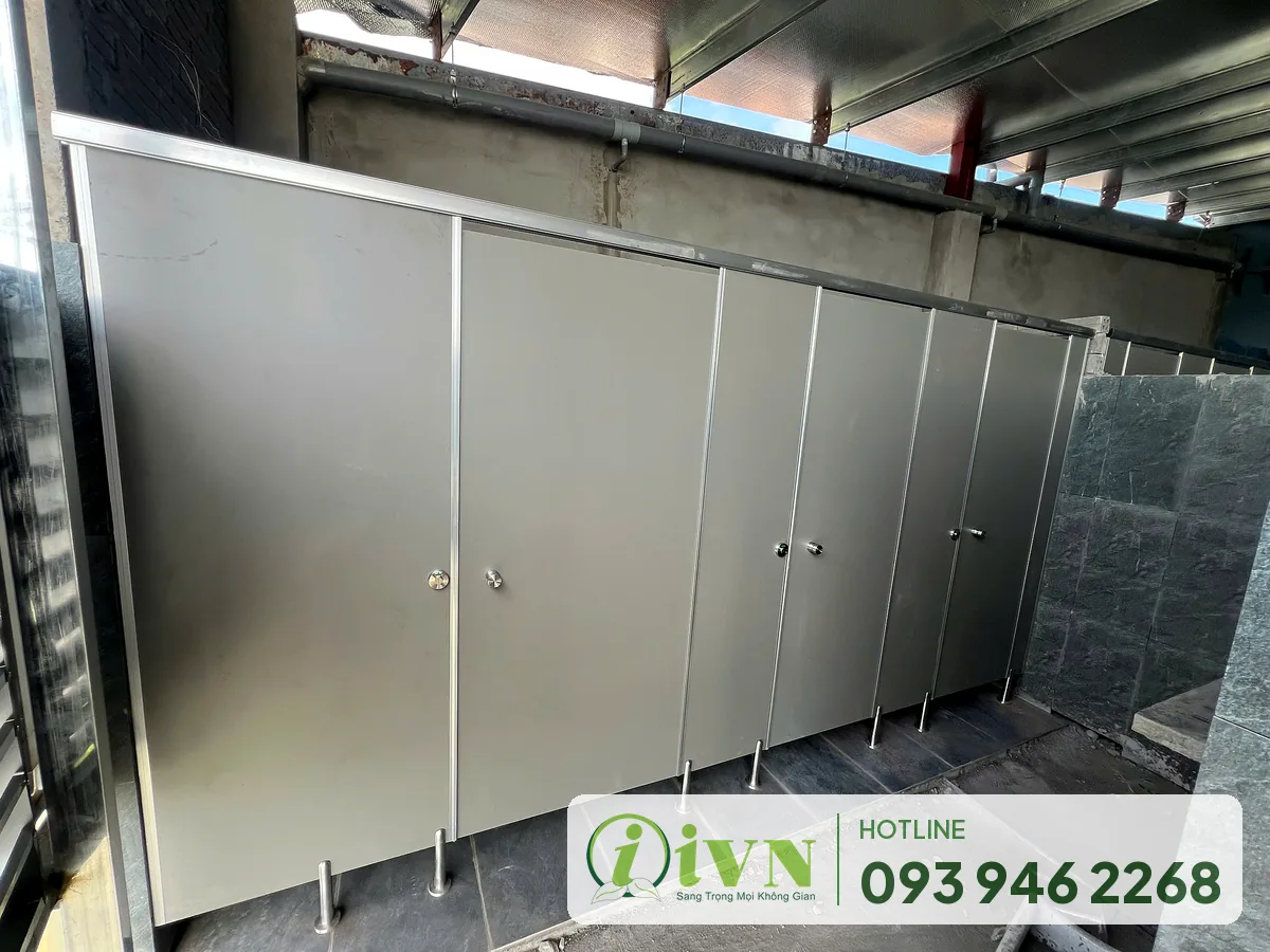 Vách ngăn vệ sinh màu xám hoàn thiện tại nhà xưởng May Thái Dương