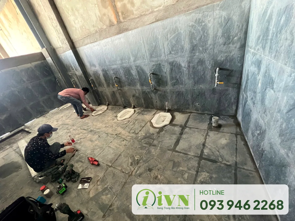 Đội thi công iVN định vị chân vách trên sàn khu vệ sinh