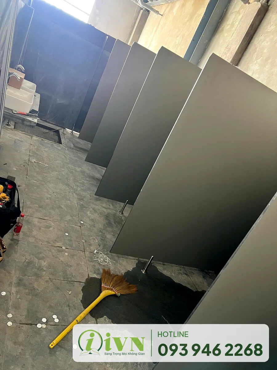 Tấm vách dựng theo vị trí buồng trước khi lắp cố định