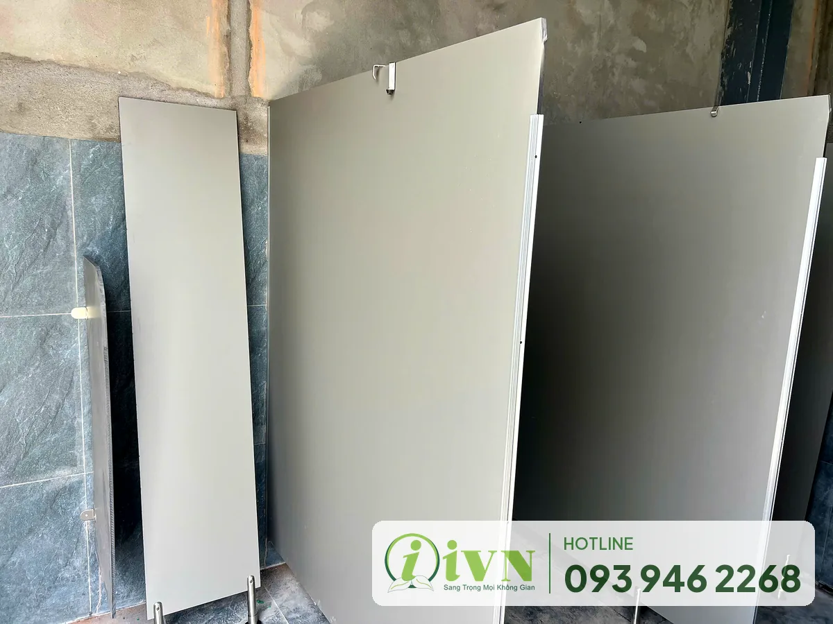 Lắp tấm vách và cửa buồng tại khu vệ sinh nhà xưởng