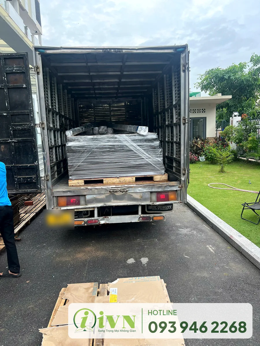 Tấm vách ngăn vệ sinh được chở tới nhà xưởng May Thái Dương