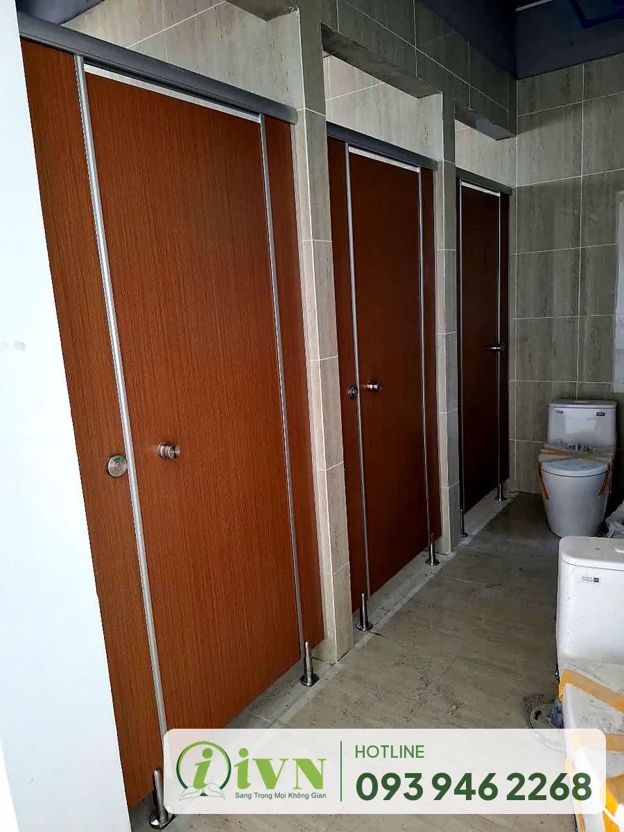 Vách ngăn vệ sinh vân gỗ tại văn phòng công ty Thiên Phú, Quận 2