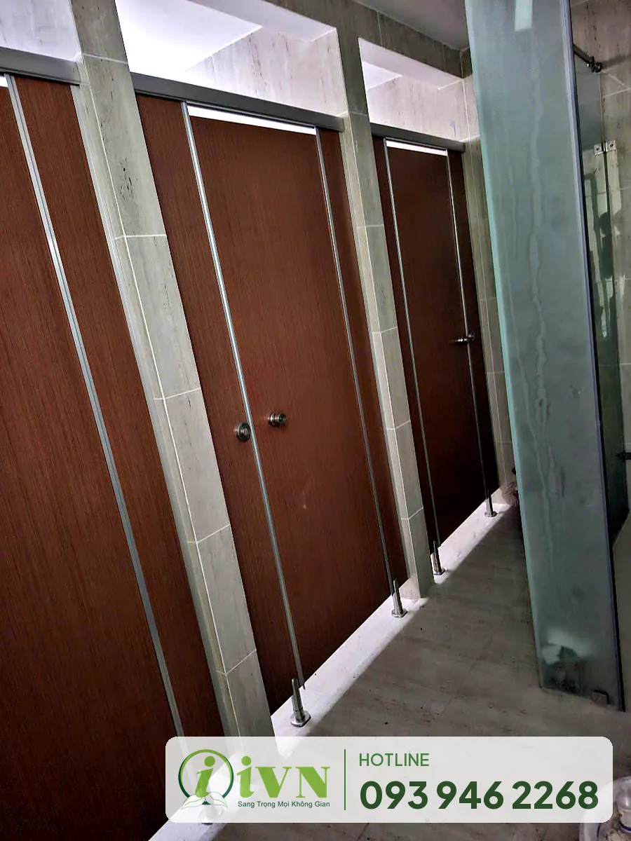 Vách ngăn vệ sinh văn phòng Thiên Phú sau khi lắp đặt