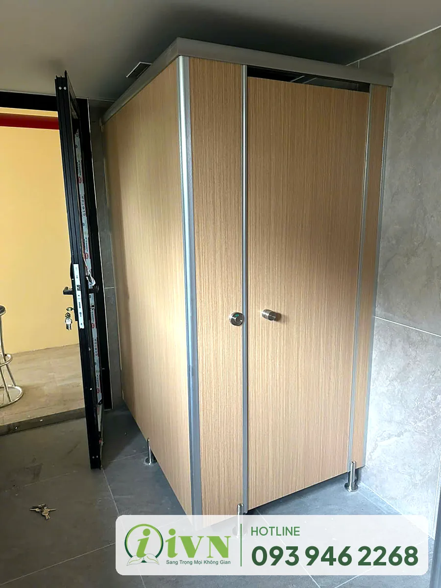 Cửa buồng vệ sinh vân gỗ tại thư viện ĐHQG TP HCM