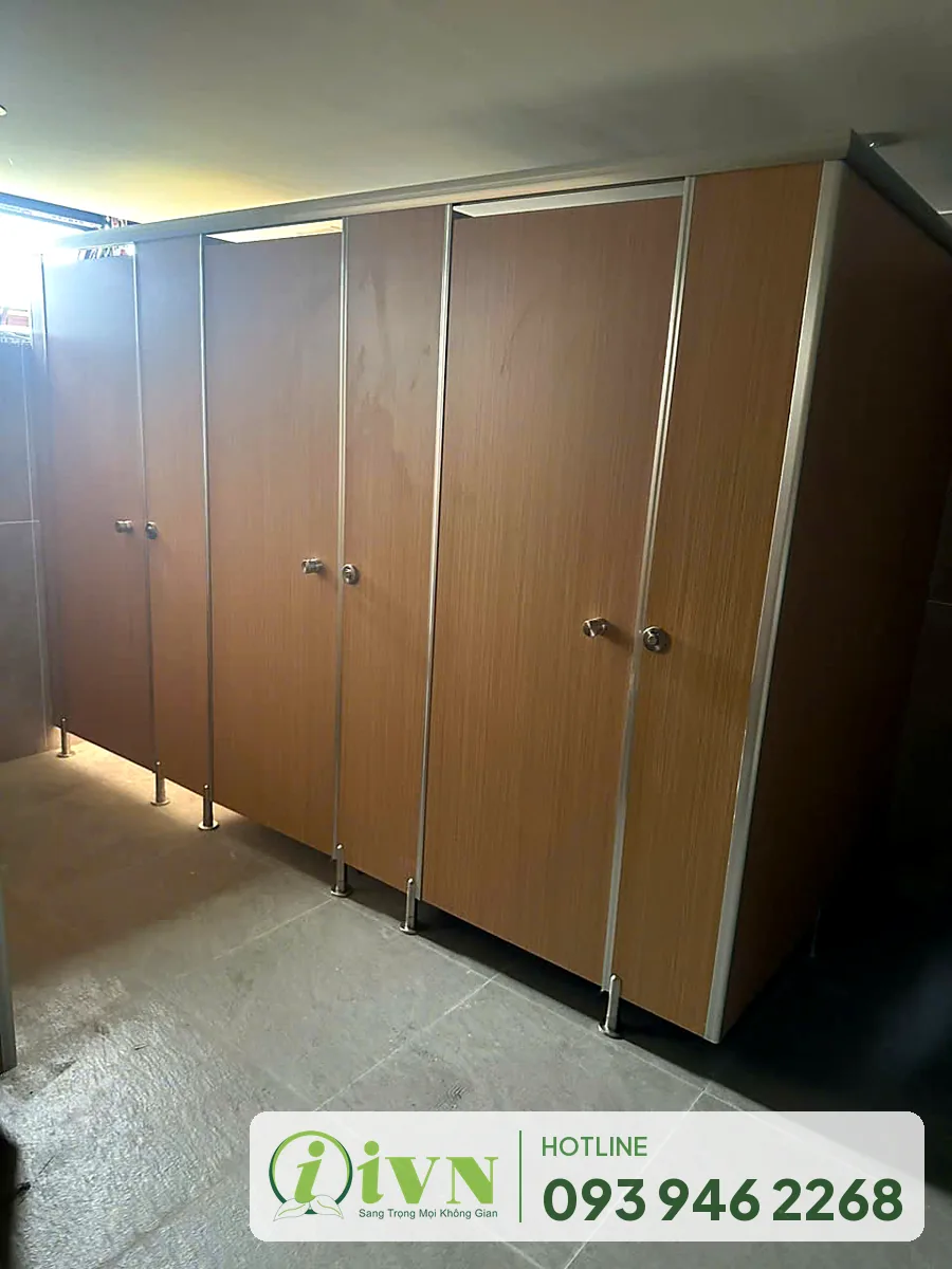 Vách ngăn vệ sinh vân gỗ tại Thư viện Đại học Quốc gia TP HCM