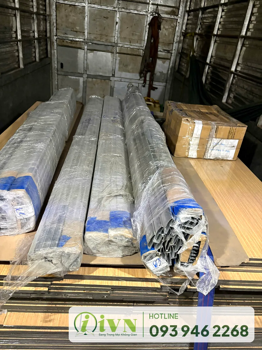 Khung nhôm và tấm vách ngăn vệ sinh tập kết trước khi lắp