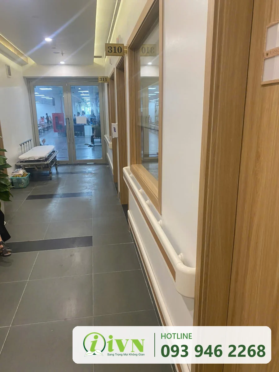Đầu tay vịn bo tròn cạnh khung cửa phòng bệnh, Bệnh viện Ung bướu Hà Nội