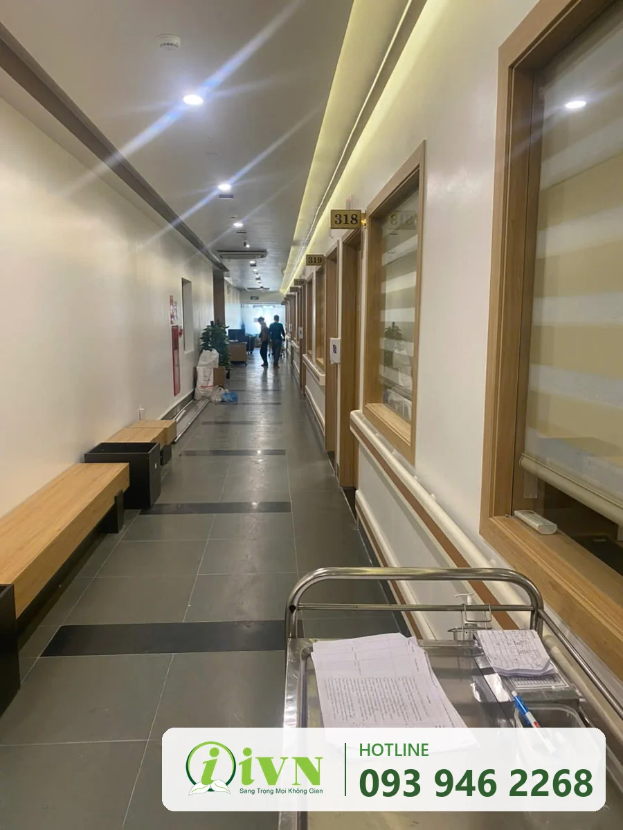 Tay vịn hành lang bệnh viện chạy dọc hành lang khu điều trị, Bệnh viện Ung bướu Hà Nội