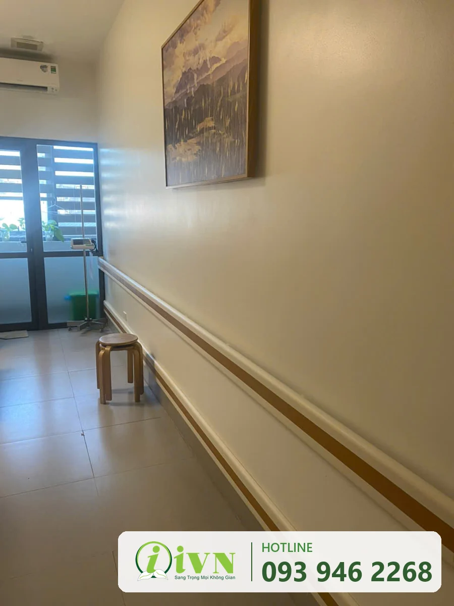 Tay vịn hành lang màu kem phối vân gỗ cùng tông cửa gỗ, Bệnh viện Ung bướu Hà Nội