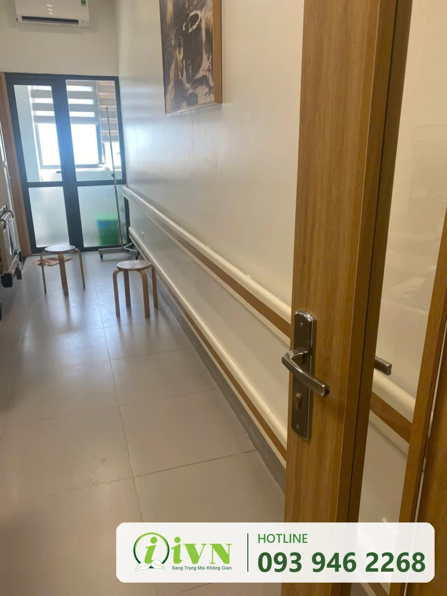 Tay vịn và thanh chống va đập nhìn từ cửa phòng bệnh ra hành lang, Bệnh viện Ung bướu Hà Nội