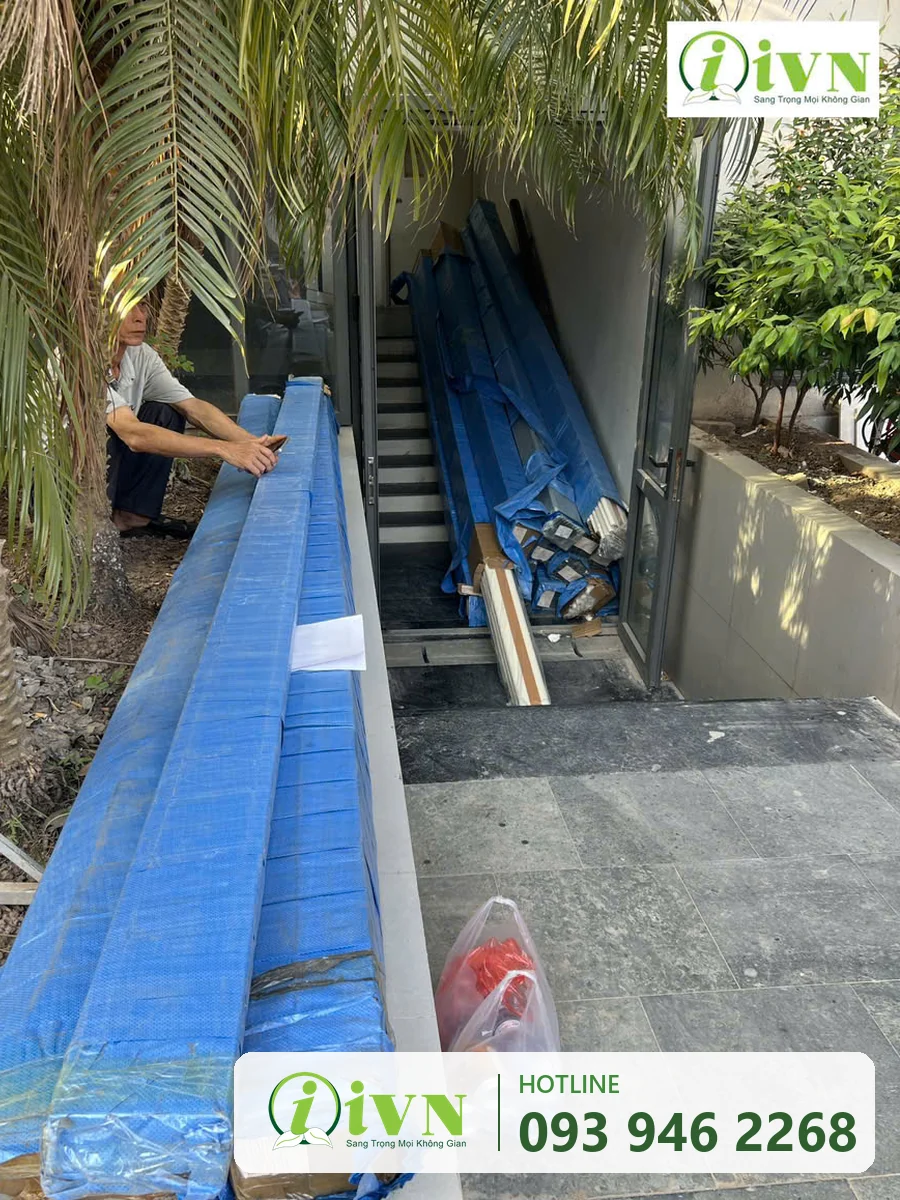 Vật tư tay vịn và thanh chống va đập bọc bạt tập kết tại Bệnh viện Ung bướu Hà Nội